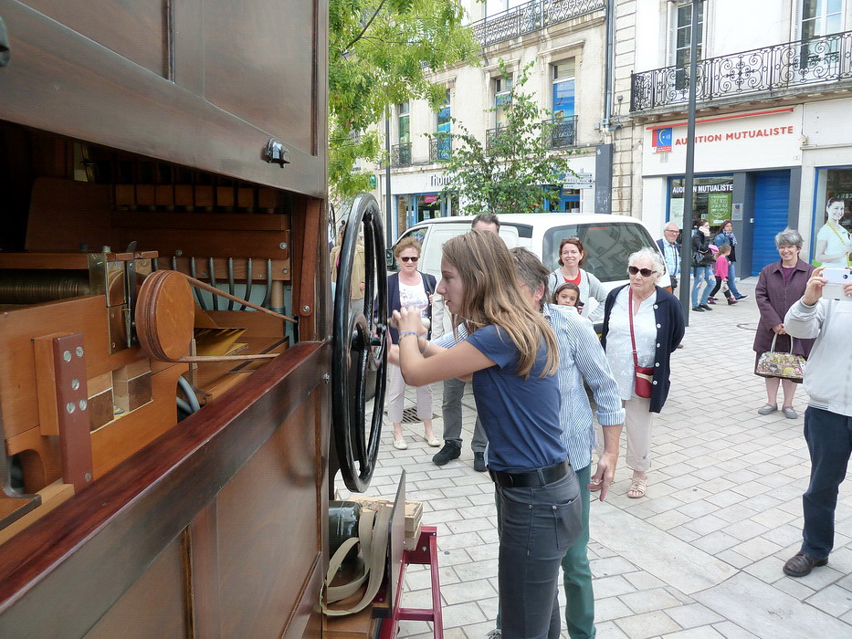 64. Dijon, 26 september 2015. Een Frans meisje probeert te draaien aan De Lekkerkerker